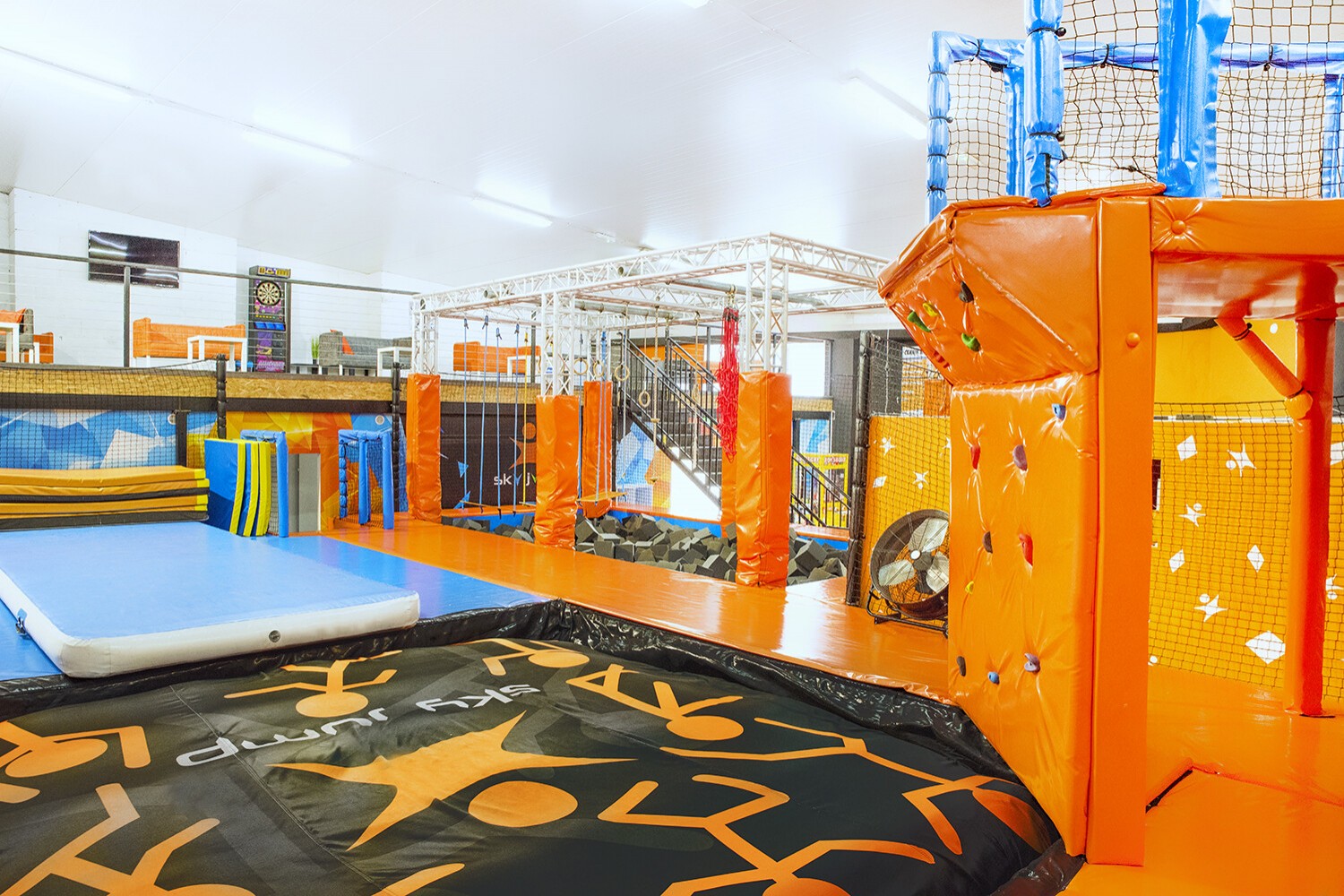 Turn de sărituri Jump Tower cu saltea pneumatică Bag Jump